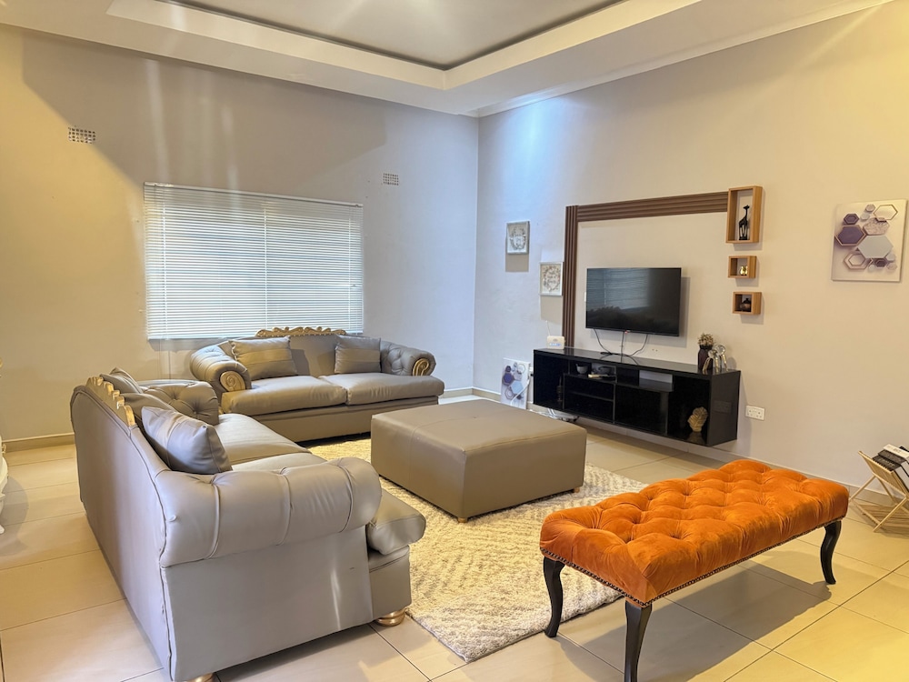 Spacious & Modern 3-bedroom Foxdale