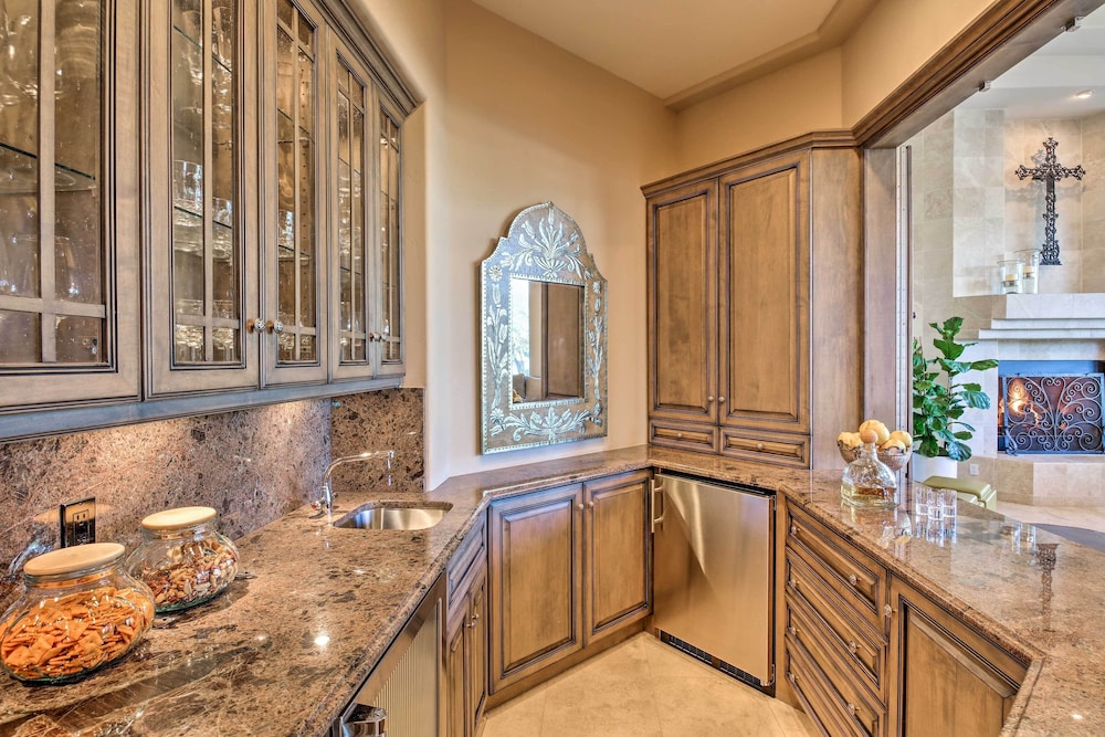 Lavish Paradise Valley Home w/ Sports Court & Pool
