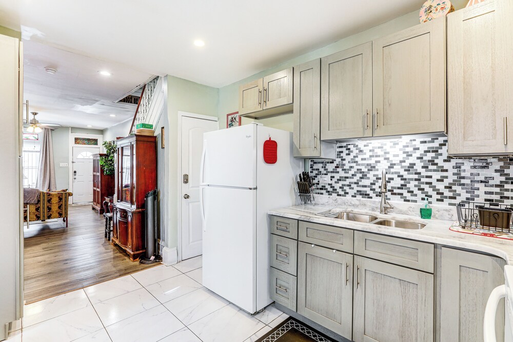 1 Mi to Philadelphia Zoo: Convenient Townhome!