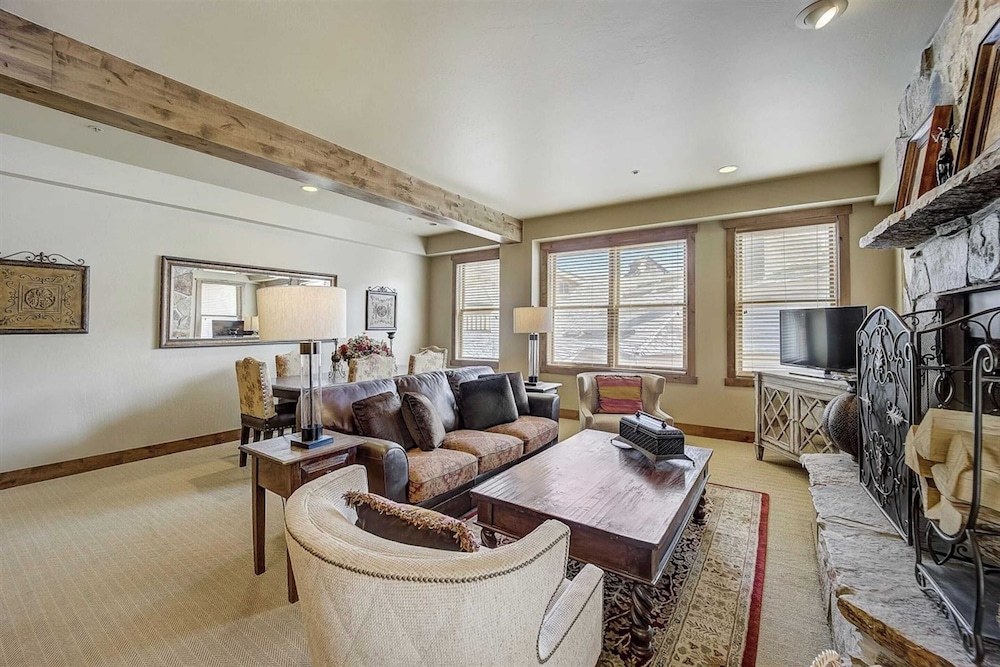 7 Condos, Ski-in/ski-out + Hot Tubs Sleeps 30 Mont Cervin by Avantstay