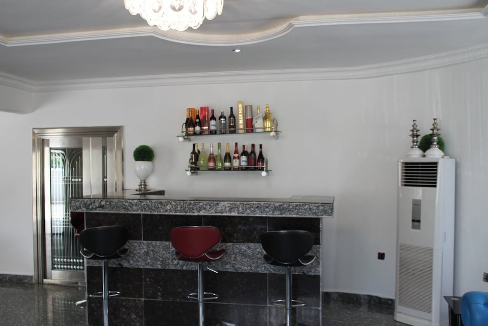 Top-Notch Suites and Apartment