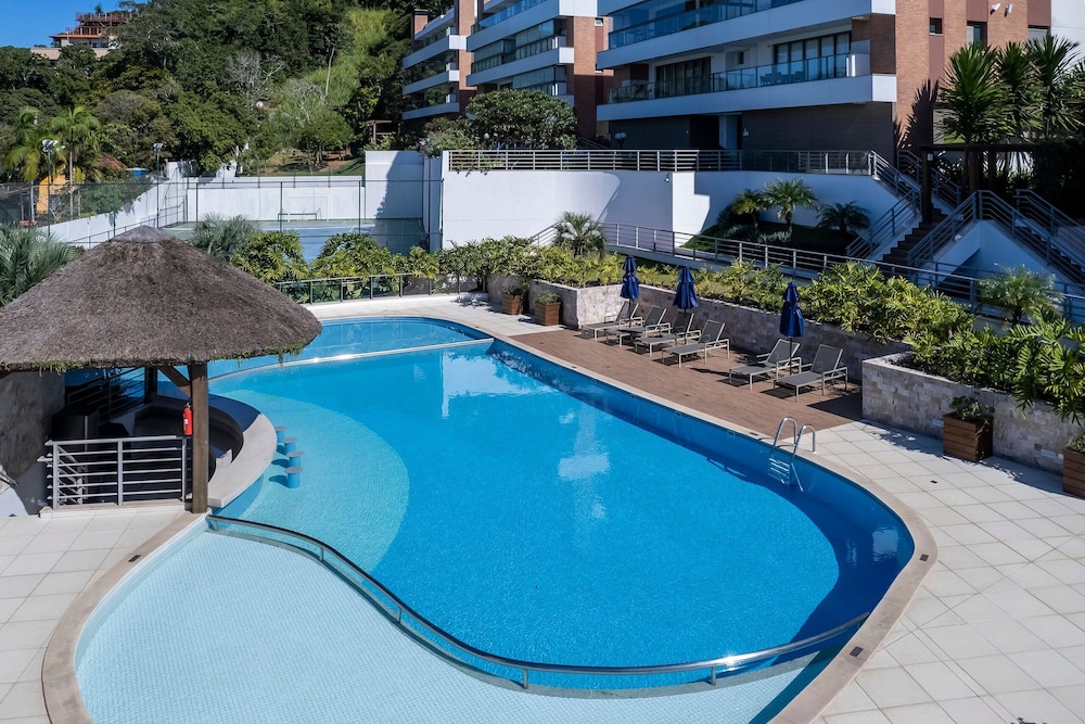 Apto vista mar 4 dormitórios e piscina