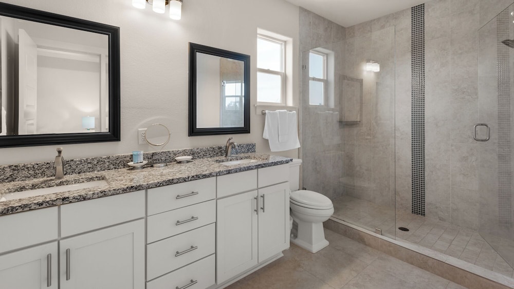 Stunning 4 Bd/4.5 BA - Free Wifi - Easy Walk to Beach