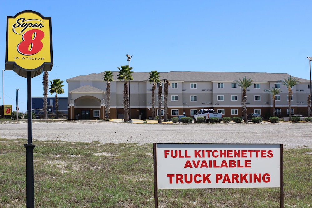 San Antonio Vacations - Super 8 by Wyndham Kenedy - Property Image 24