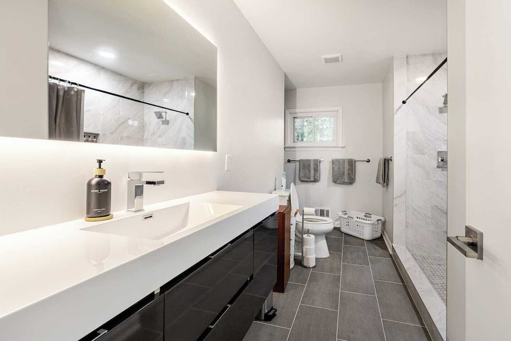 Stylish Comfort Modern Chef Kitchen 4 BR 2 Baths