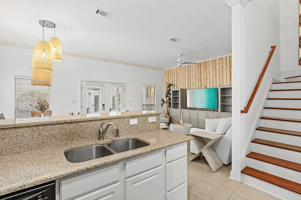 Honey Bee Bungalows by Avantstay Boat Friendly, Pool Access