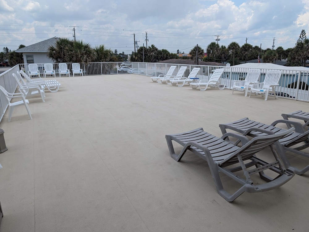 Daytona Beach Vacations - Traders Inn Beach Club - Property Image 1
