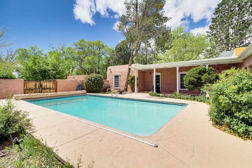 3 Mi to Zoo & Garden: Spacious Albuquerque Home