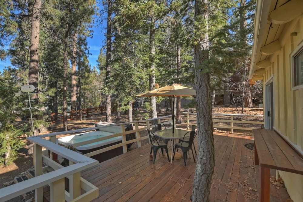 Peaceful Sunshine Chalet with Hot Tub