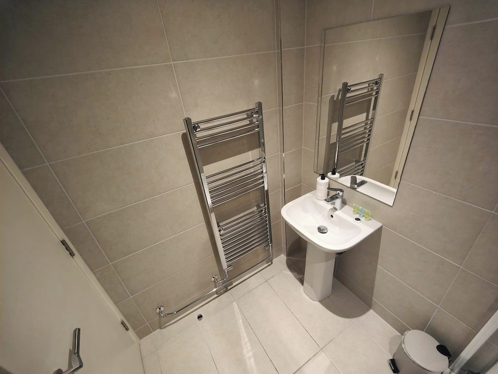 Leeds 3 Bed En-suites Apartment Retreat- Sleeps 9