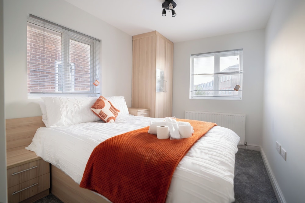 D'luxe 5-bed House - Sleeps 12 & Private Parking