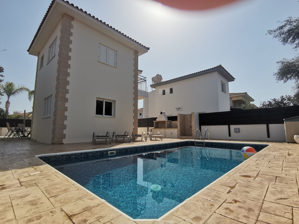 Minas Villa Pool Wifi and Close to Sirena bay