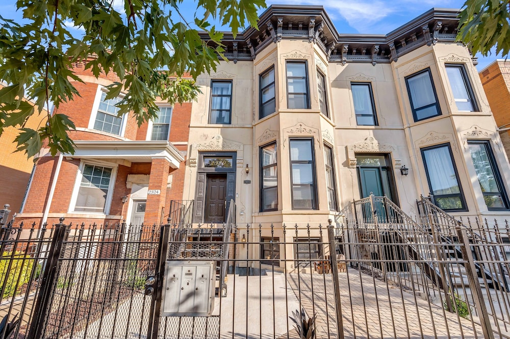 Modern Design 2bd Garden Condo Near United Center by AllSet Turnover — Chicago
