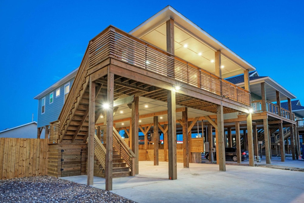 Pool, Firepit + Golf Cart Zone + Near Beach Looney Dunes by Avantstay