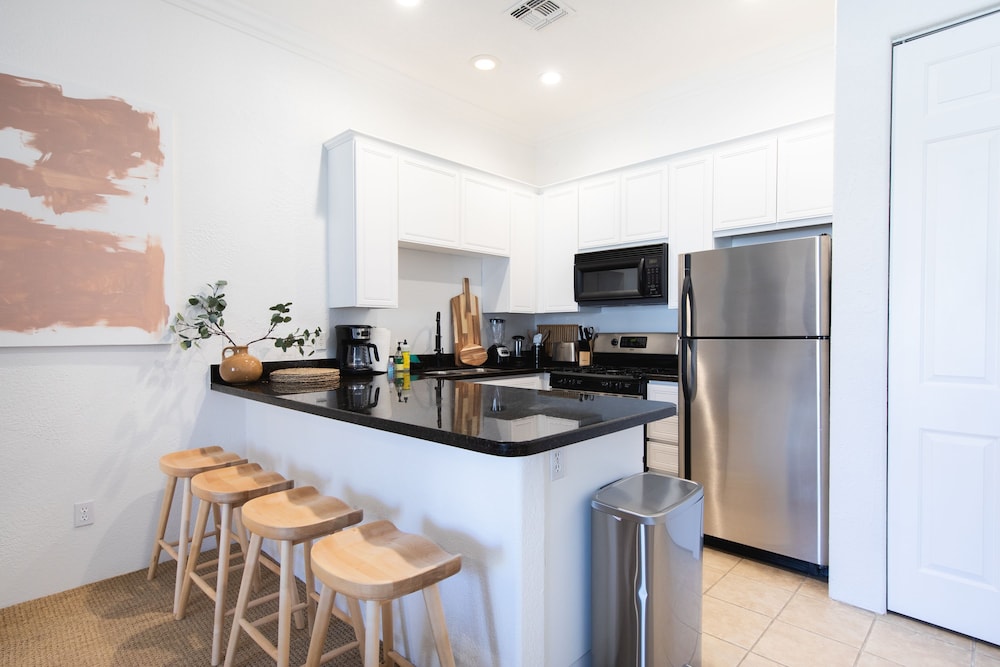 Designer 1 bed 5 min to Old Town Dogs Welcome