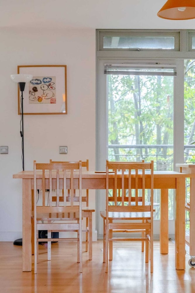 Spacious 2 Bedroom Apartment Near White City