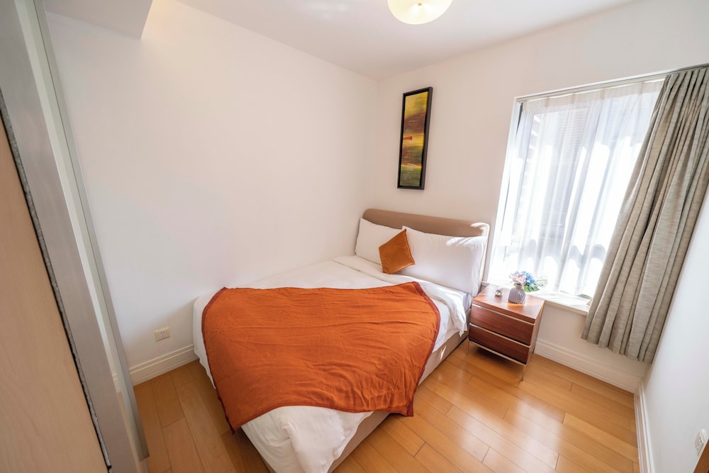 Tyms Cozy 2BR 1BA Apt Near Metro