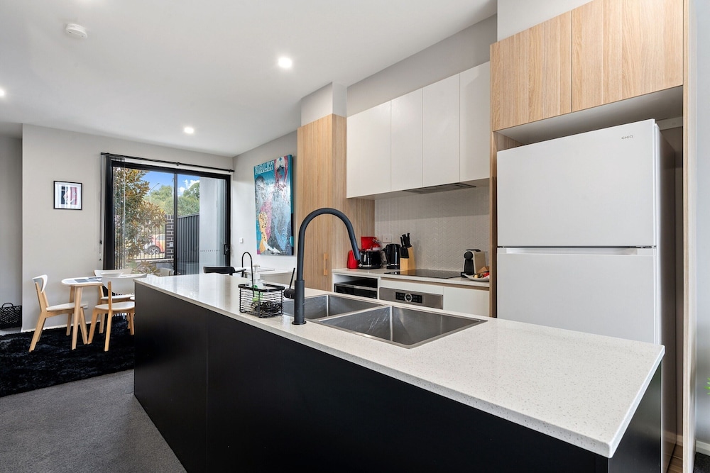 Modern 3-bedroom Townhouse in Quiet Greenway