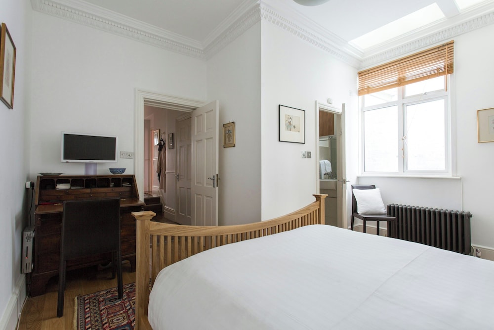 Clanricarde Gardens II by Onefinestay