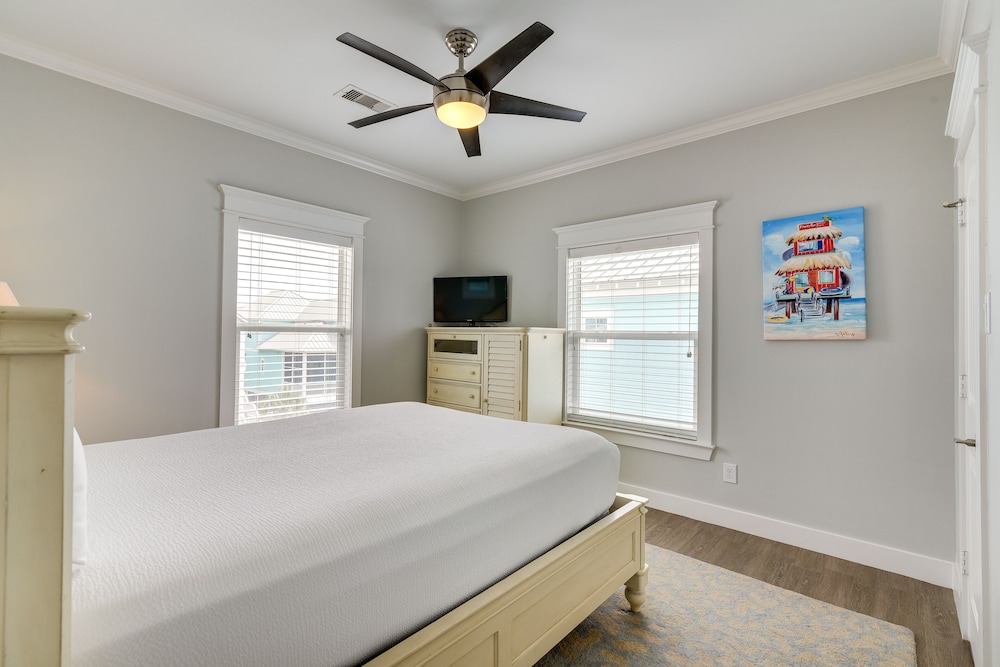 Walk to Ocean: Beach House w/ 2 Decks in Galveston