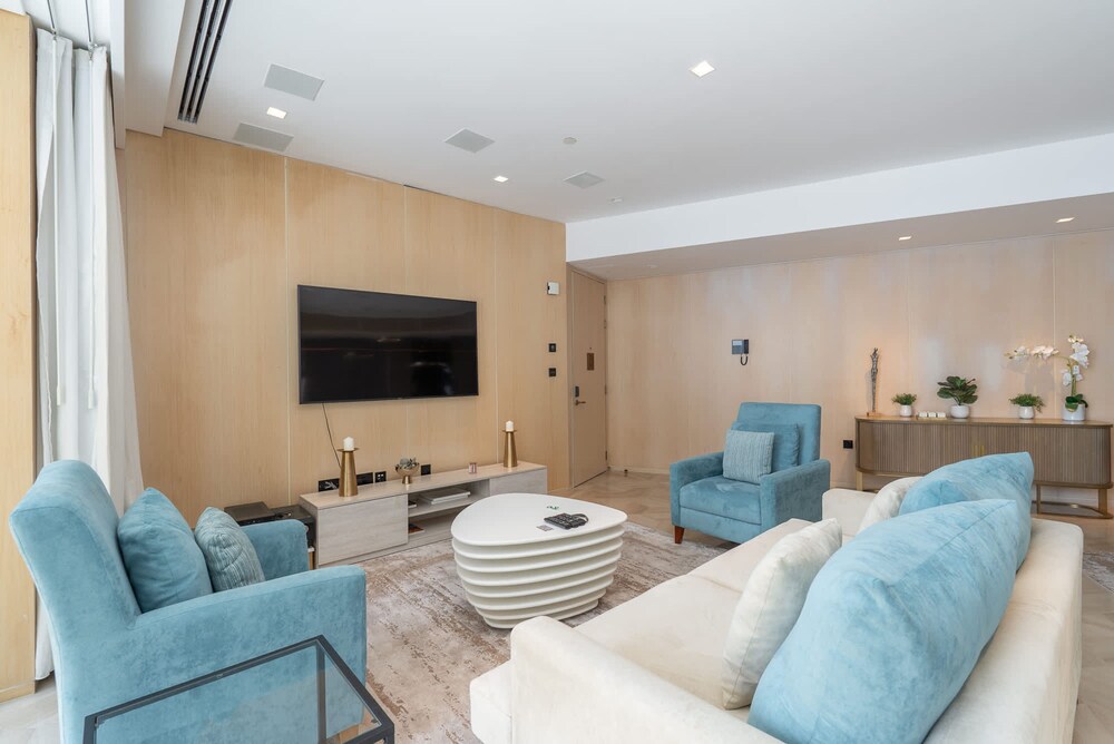 Stunning 3-bedroom Retreat at Five Palm Jumeirah With Spectacular Views and Direct Access to the West Beach