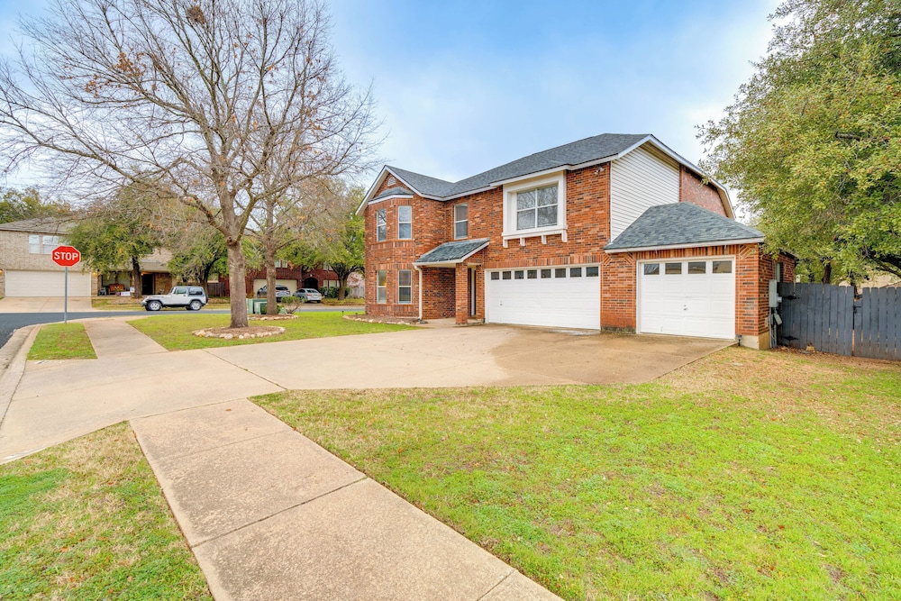 6 Mi to Lake Travis: Spacious Cedar Park Home!