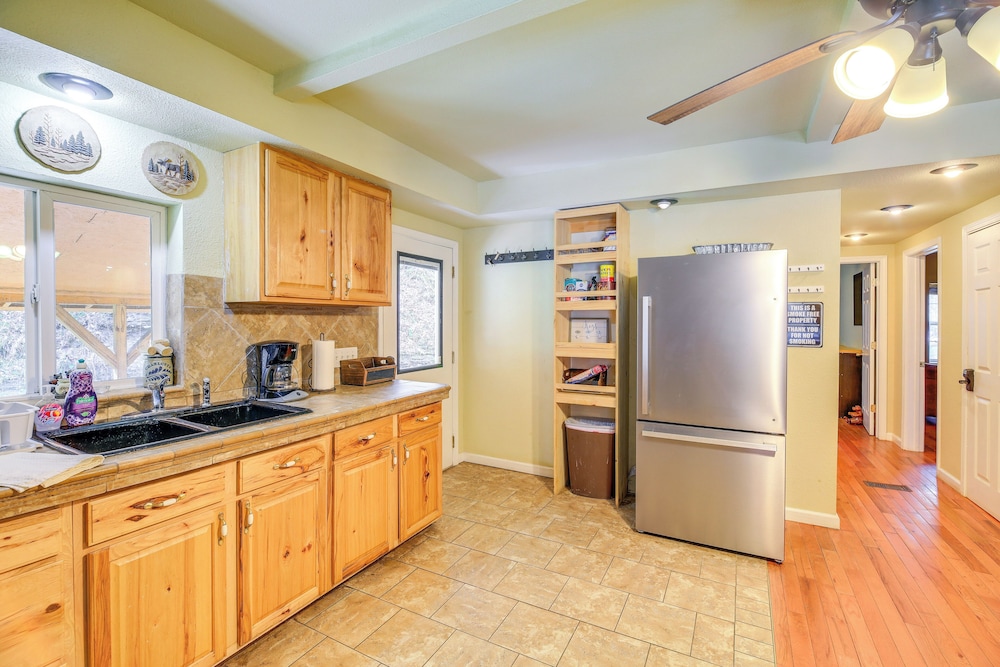 Cabin Close to ATV & Hiking Trails in Delbarton