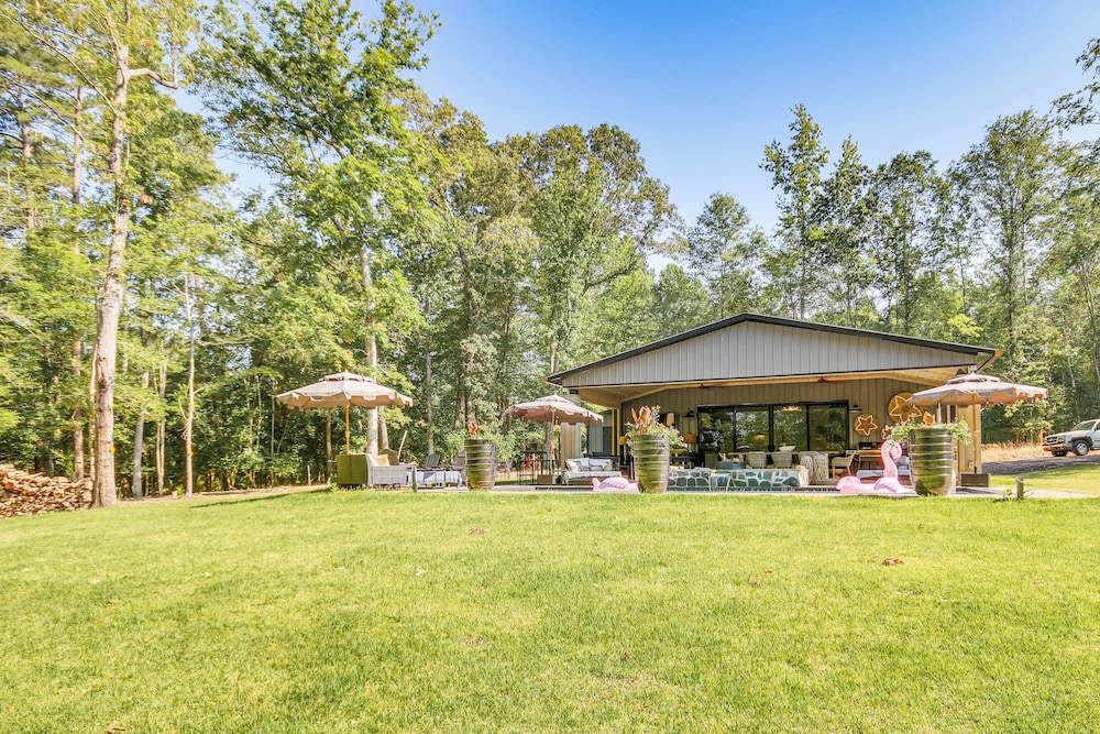 Lake Murray Studio w/ Pool & Hot Tub in Prosperity
