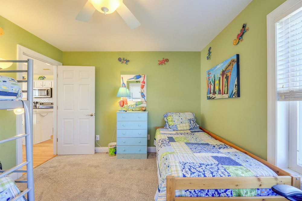 2 Blocks to Shore: Atlantic Beach Home w/ Views!