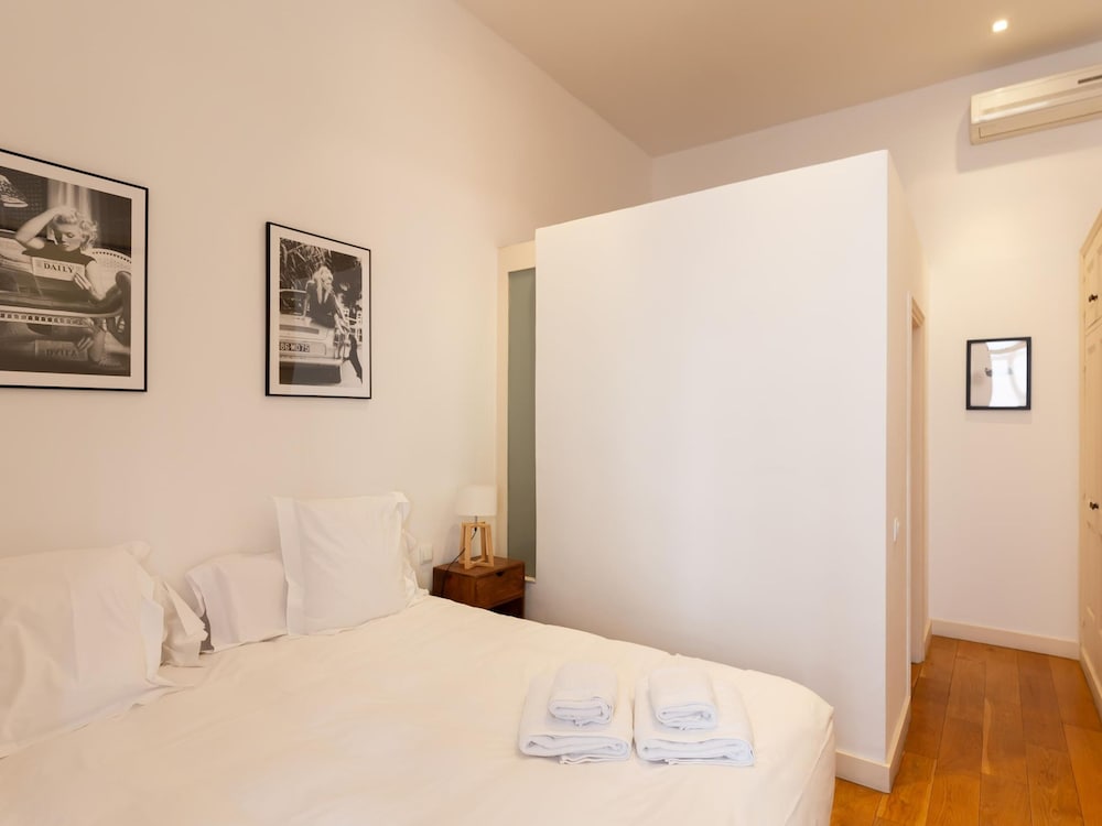Designer s Three Bedroom Apartment With Terrace