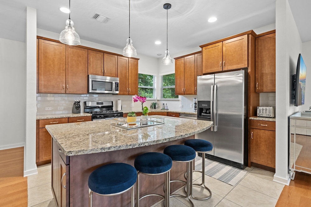 Large South Austin Home with a Pool - Image 5