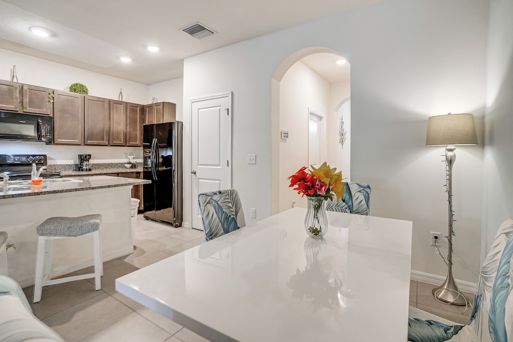 Modern Family Townhome w/ Patio in Riverview!
