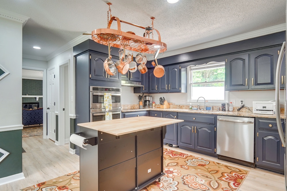 Pool & Game Room: Family Retreat in Fayetteville