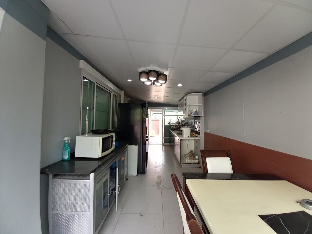 Spacious Entire House With Shared Fitness Room and Shared Indoor Pool in Club