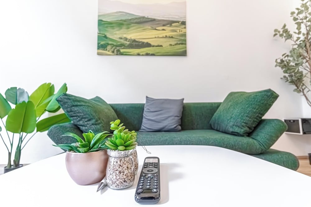 Lovely Apartment Steps from Schonbrunn