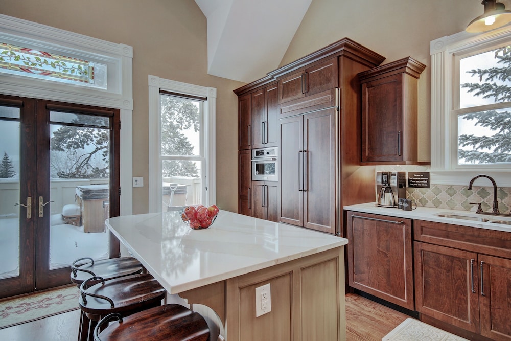 Ridge Street Lookout 4 Bedroom Home by RedAwning