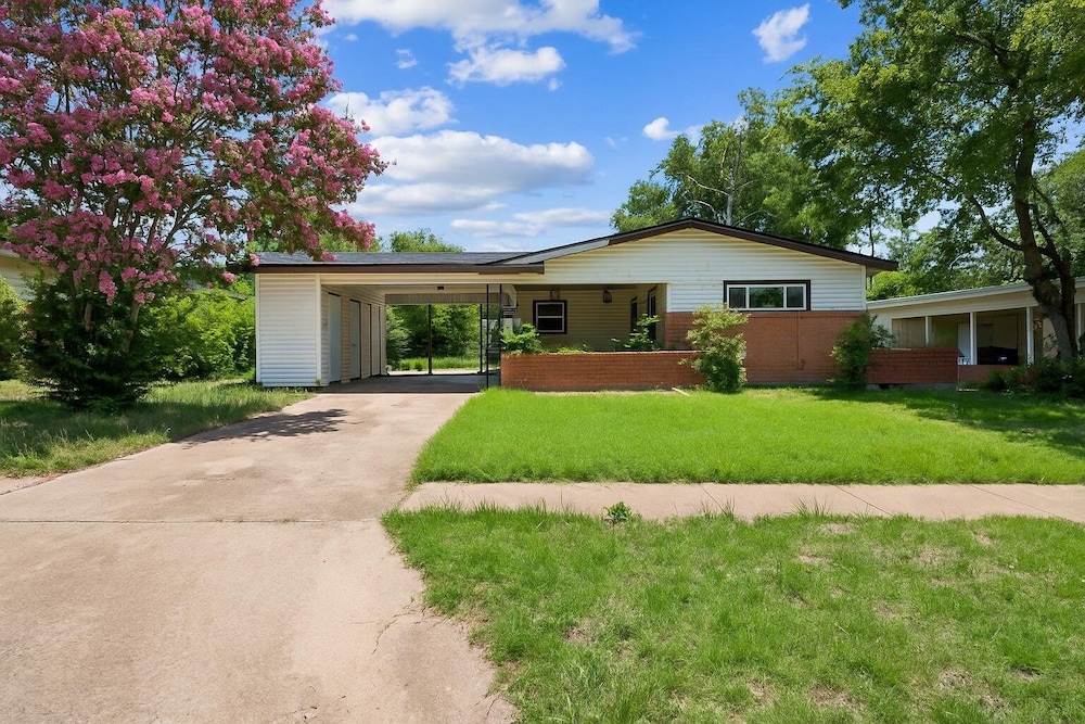 Cozy Temple Home Fenced Yard & Wi-fi 3 Bedroom Home