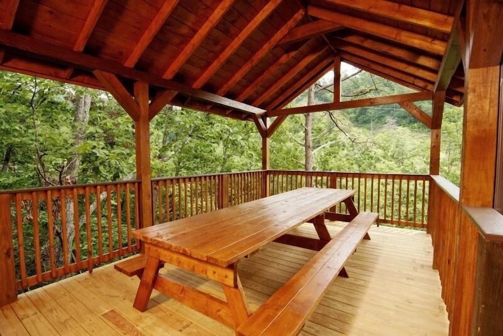 Pemberley Manor - 7 Bedrooms, 7.5 Baths, Sleeps 30 Home by RedAwning