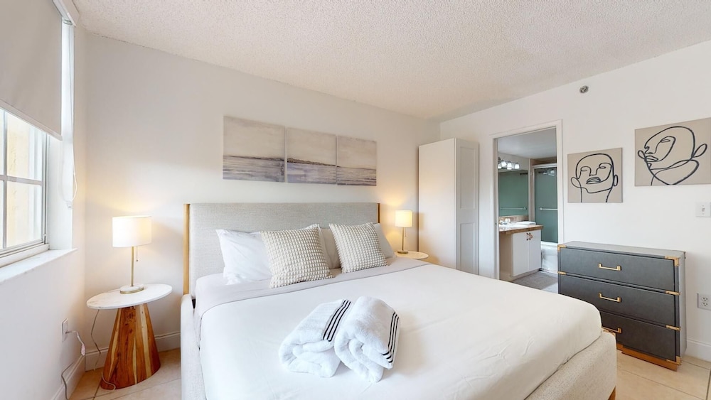Lux Condo at Yacht Club 10min from Beach