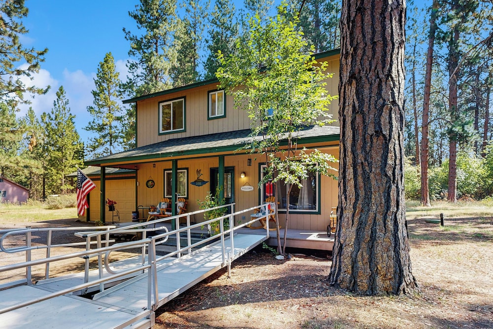 3BR House w/ Lake Views, Full Kitchen, A/C & Wifi
