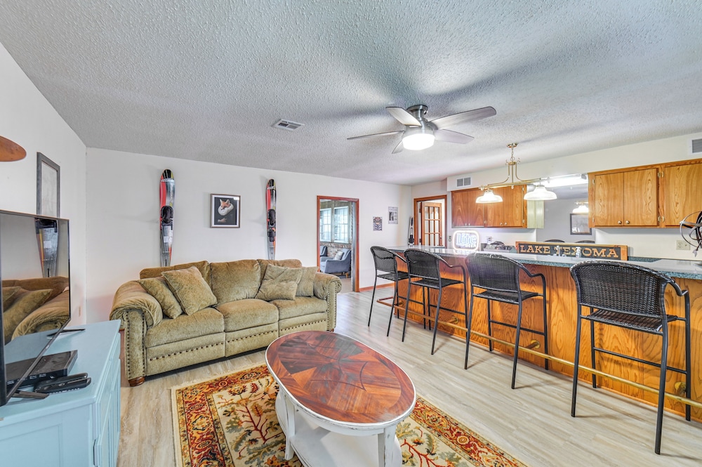 Home w/ Lake Texoma View, Game Room & Bar