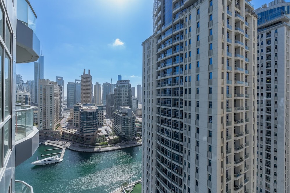 Refined 1BR Retreat in The Point Tower - Marina