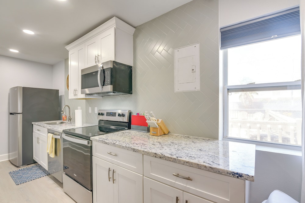 1 Mi to Pleasure Pier: Walkable Home in Galveston
