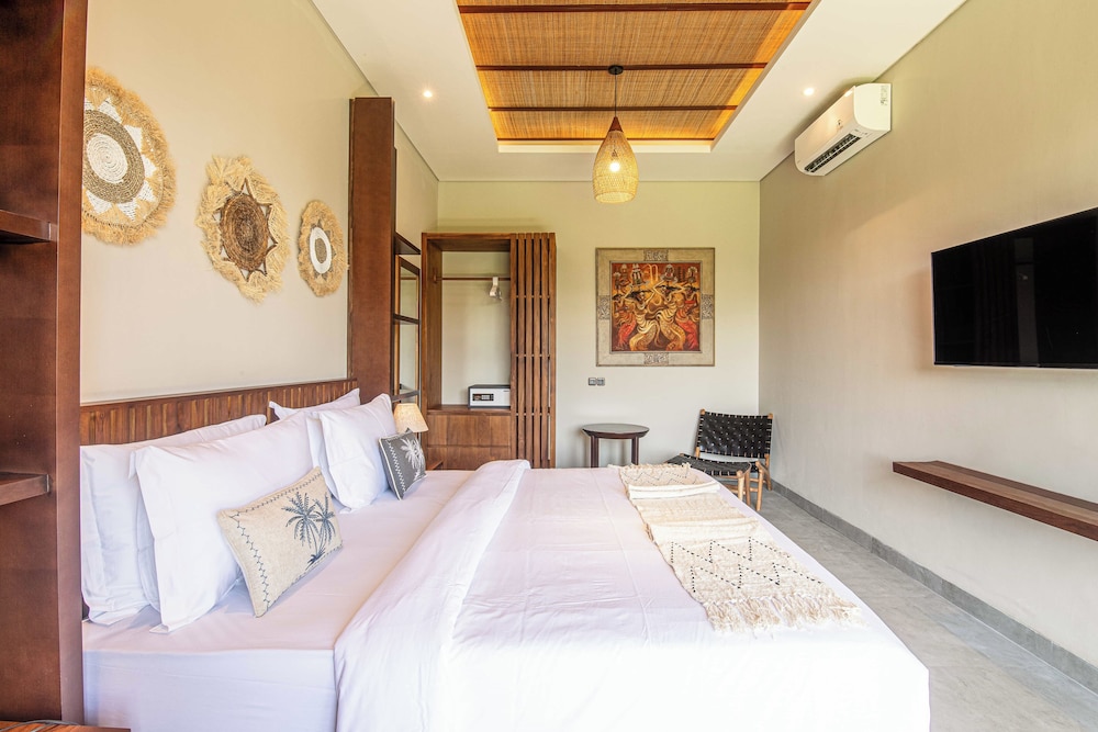 5-br Beach Villa in Canggu Overlooking Rice Fields