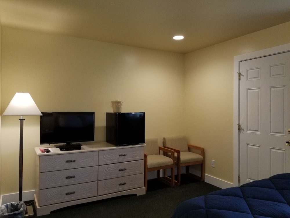 Captain's Quarters Motel - Property Image 45