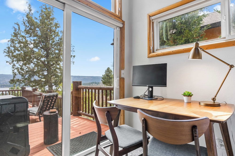 Scenic North Shore Stay w/ Games, Near Snow Summit Lakeview Lodge by Avantstay