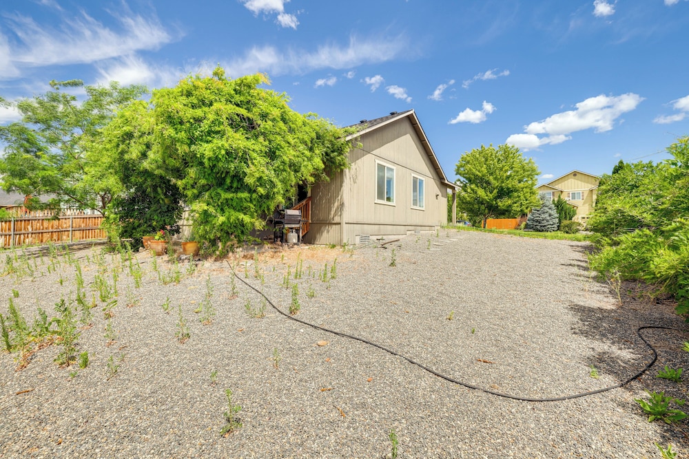 West Richland Home w/ Large Yard: Near Wineries! view 3