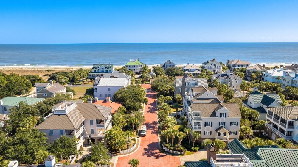Walking Distance To The Beach In Conveniently Located Ocean Park 4 Bedroom Home by Peace Vacations view 2