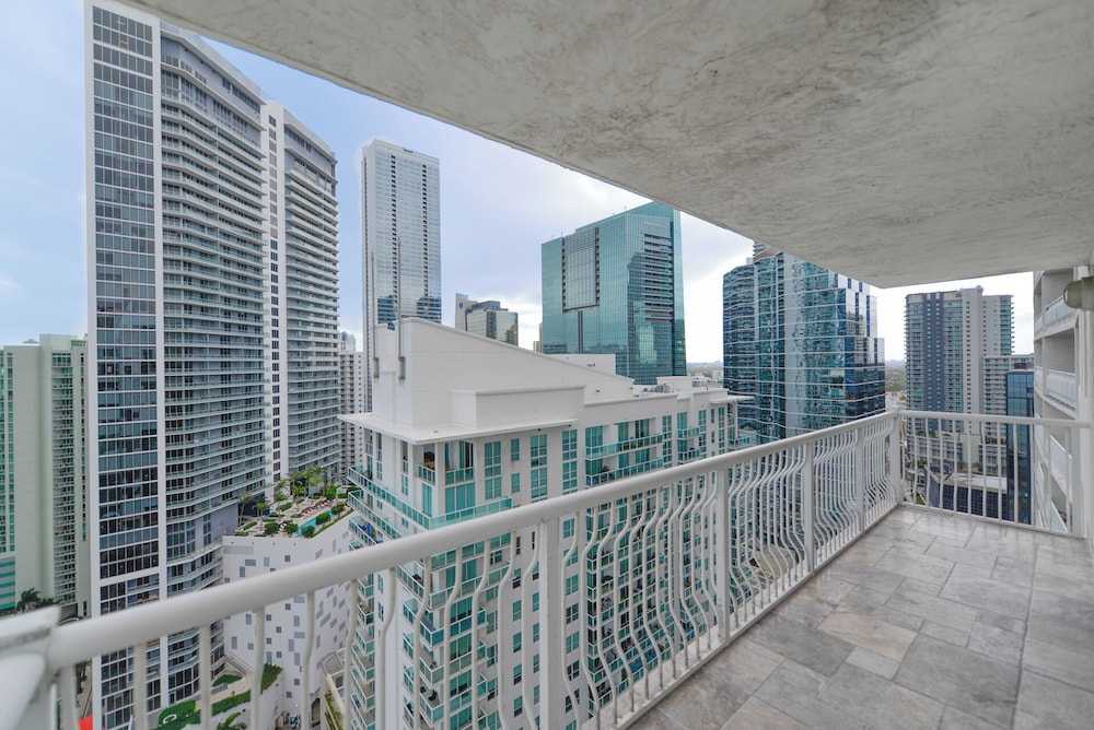 Sky High 31st Floor Condo W Parking