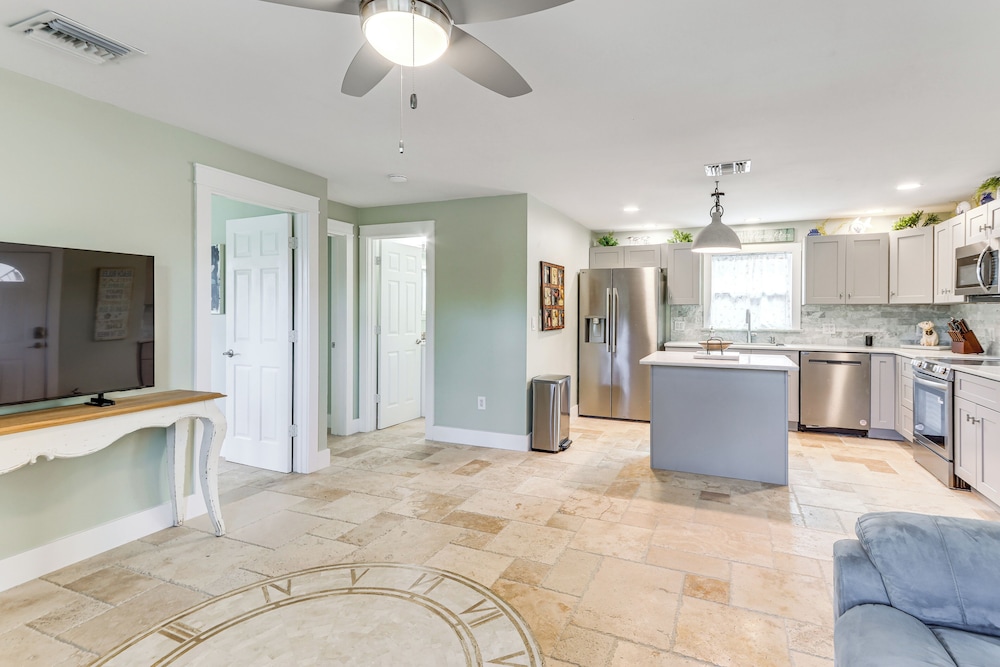Walk to Parks, Eats & Bars: Stuart Home w/ Patio